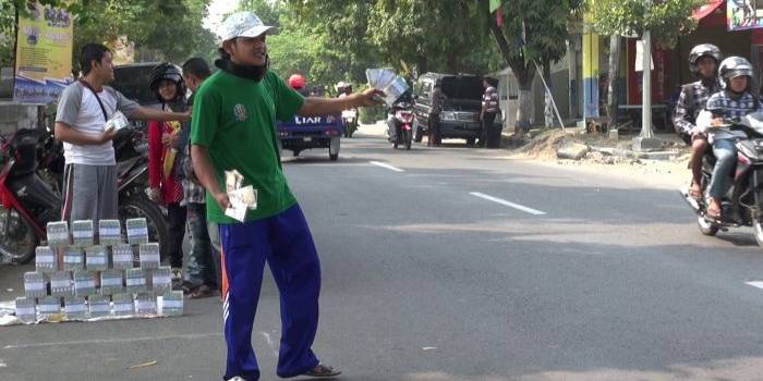 BARU. Jasa penukaran uang baru jelang lebaran mulai bermunculandi Lamongan. Nampak tumpukan uang baru seorang jasa penukar uang. foto : haris/bangsaonline