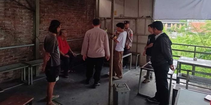 Petugas saat melakukan olah TKP tewasnya seorang remaja di Sidoarjo.