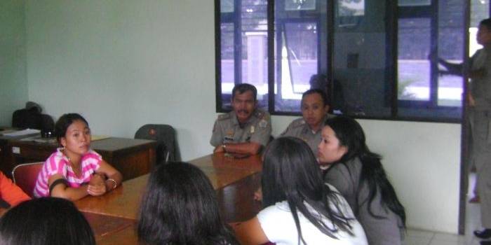 BINA. Kasi Ops Satpol PP, Agung Endro ketika membina pramusaji kafe. foto : syuhud/bangsaonline