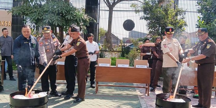 Kejari Bangil ketika memusnahkan ribuan barang bukti tindak pidana umum yang telah berkekuatan hukum tetap.