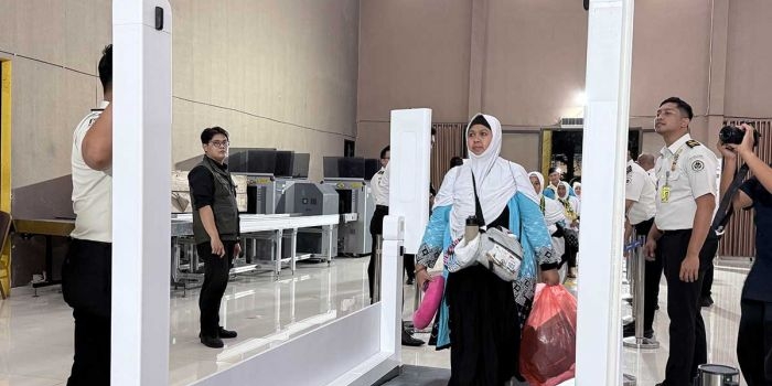 Pelayanan Corridor Gate bagi jemaah haji Jawa Timur di Asrama Haji Surabaya. Foto: Ist