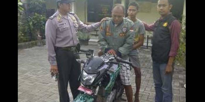 Tersangka Sugeng (44) dan Ardiansyah (19), dua begal yang berhasil ditangkap Polsek Driyorejo. foto: syuhud/BangsaOnline.com