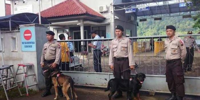 Petugas keamanan memperketat penjagaan di pintu gerbang Dermaga Wijaya Pura, Cilacap, Jateng jelang eksekusi mati tahap III.