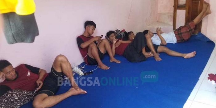 Para atlet Kontingen Kabupaten Bangkalan untuk Porprov Jatim yang tidak kebagian kamar. Mereka terpaksa tidur di garasi hotel. foto: FAUZI/ BANGSAONLINE