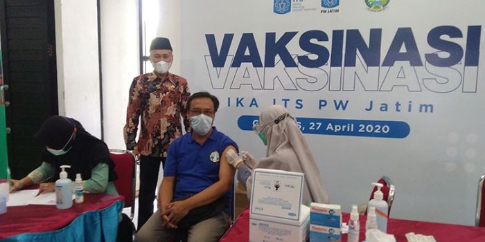 Ikatan Alumni Institut Teknologi Sepuluh Nopember (IKA ITS) Jatim menggelar vaksinasi di Graha ITS, Selasa (27/4/2021).