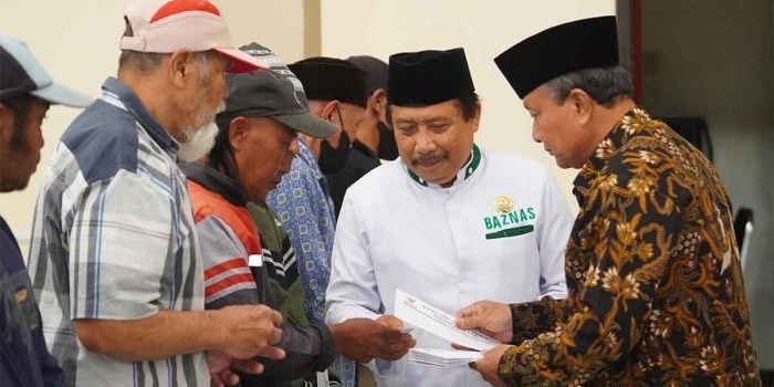 Penyaluran dana ZIS yang dilakukan Baznas Kota Batu.