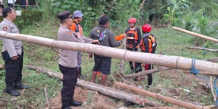 tunggu-perahu-tambangan-pria-di-kediri-terjatuh-ke-sungai-brantas
