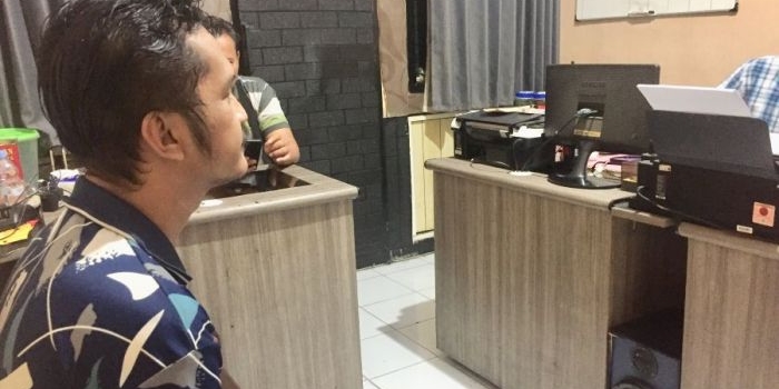 Pelaku saat dimintai keterangan di Polsek Wonocolo