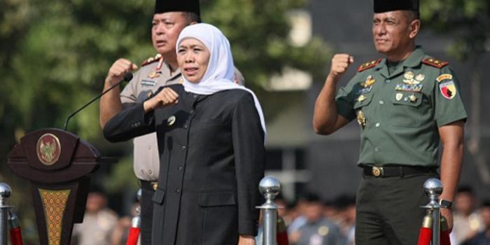 Gubernur Jawa Timur juga menjadi pimpinan apel hari santri yang diselenggarakan di Mapolda Jawa Timur.