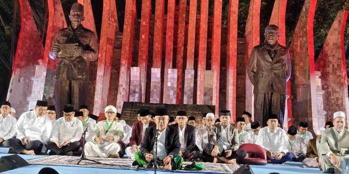 prof-kiai-asep-pimpin-zikir-kebangsaan-di-tugu-proklamasi-jakarta
