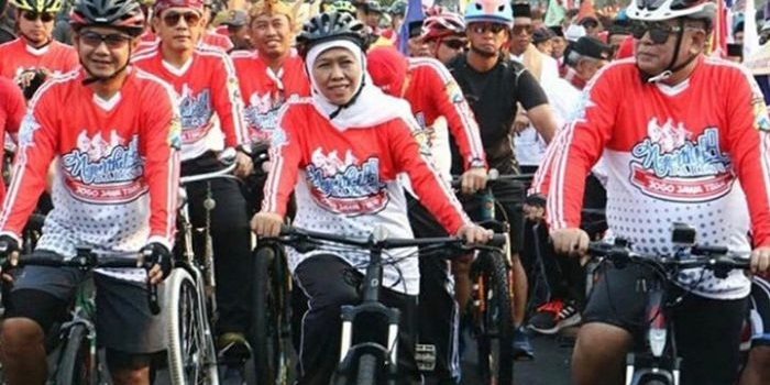 Khofifah Indar Parawansa bersama tiga pilar utama yaitu Kepolisian Daerah Jatim, Kodam V Brawijaya dan jajaran Pemerintah Prov. Jatim bersama masyarakat di Jawa Timur melakukan aksi 