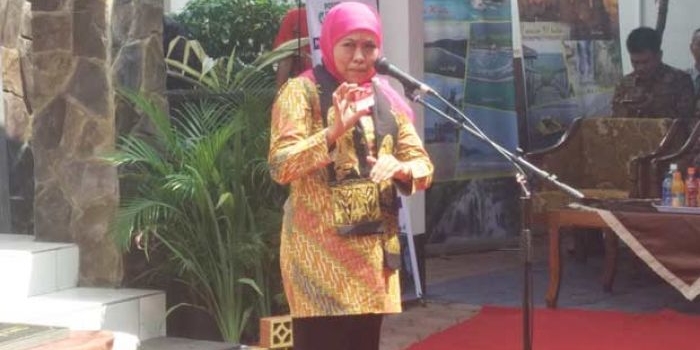 Menteri Sosial Khofifah Indar Parawansa saat memberikan sambutan di posko Gertak Trenggalek. foto: HERMAN/ BANGSAONLINE