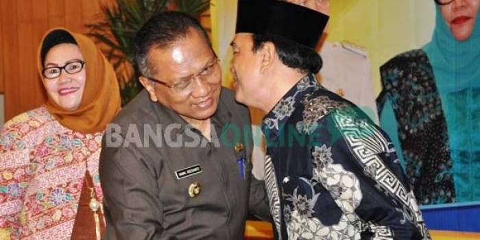 Penjabat Bupati Gresik, Akmal Boedianto ketika melepas mantan Sekkab, M. Najib. foto: syuhud/ BANGSAONLINE