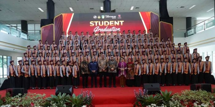 Bupati Kediri bersama siswa SMA Dharma Wanita 1 Pare boarding school angkatan pertama yang telah lulus. Foto: Ist