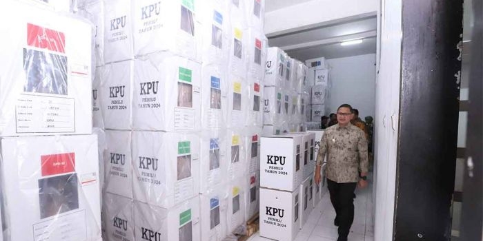 Pj Wali Kota Batu, Aries Agung Paewai, saat meninjau logistik Pemilu 2024.