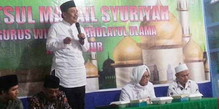 Ketua PWNU Jatim, Mutawakil Alallah saat menghadiri Bahtsul Masail PWNU di pondok pesantren Darissulaimaniah Durenan, (08/11/15). foto: herman subagyo/BANGSAONLINE