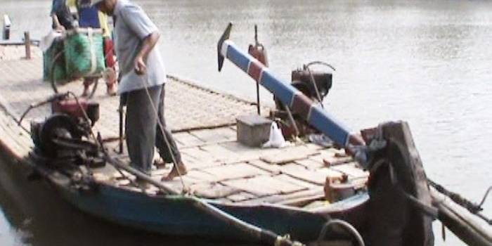 PENYEBERANGAN – Perahu tambang di sungai Brantas yang kini berhenti operasi karena kesulitan solar. foto : ahmad gunadhi/BangsaOnline