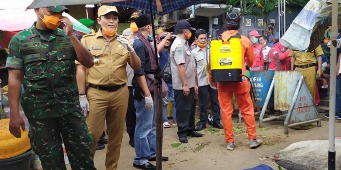 Bupati Baddrut Tamam saat memantau penyemprotan disinfektan di Pasar Tradisional Kolpajung bersama Dandim dan Kapolres Pamekasan.