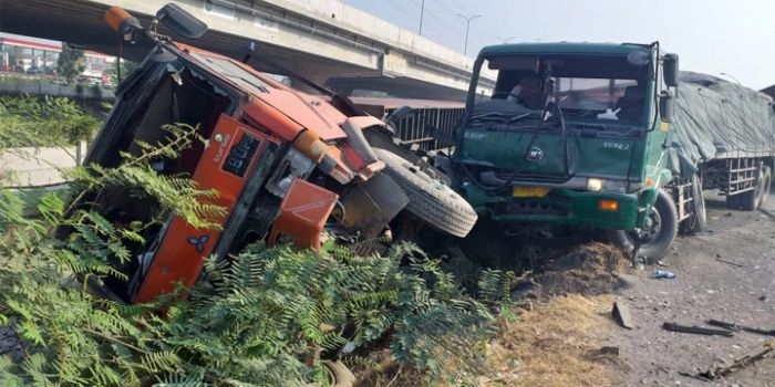 Dua truk yang terlibat kecelakaan di jalan arteri porong menunggu evakuasi.