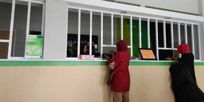 Nasabah saat bertransaksi di KCP Pegadaian Tuban. foto: Gunawan Wihandono/ BANGSAONLINE