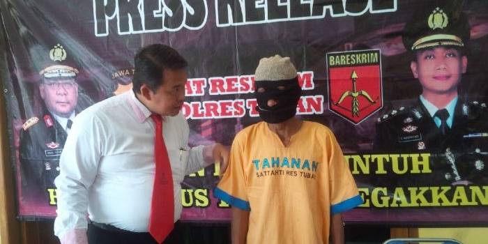 PALSU. Tomo ketika digelandang petugas karena terbukti ngaku-ngaku sebagai putra almarhum KH Abdullah Faqih dan menipu hingg jutaan. foto : suwandi/bangsaonline