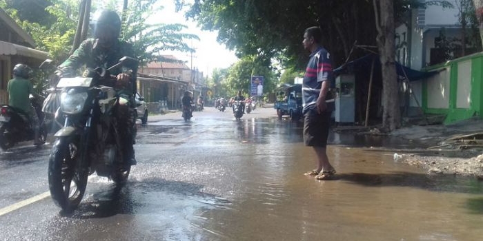 Tampak Jalan Supriyadi langsung tergenang setelah diguyur hujan sebentar.
