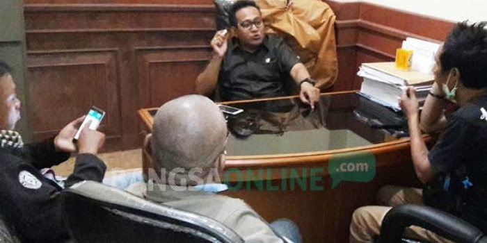 Ketua F-Gerindra DPRD Gresik, Abdullah Syafii ketika memberikan keterangan pers. foto: SYUHUD/ BANGSAONLINE