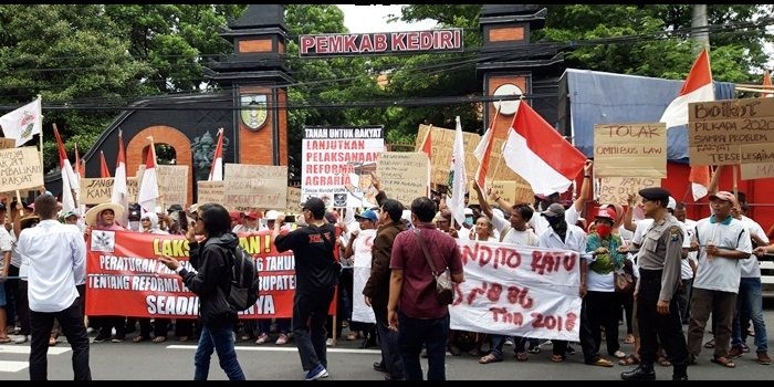 Ratusan warga Babatan, Ngancar, saat menggelar aksi demo di depan Kantor DPRD Kabupaten Kediri, Selasa (10/3).