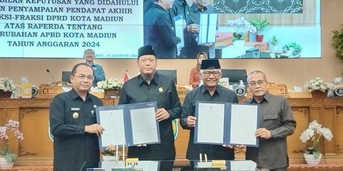 Ketua sidang saripurna bersama Pj Wali Kota Madiun menunjukkan kesepakatan. Foto: HENDRO SUHARTONO/ BANGSAONLINE