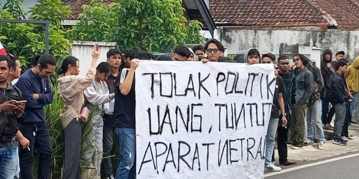 tolak-politik-uang-dan-tuntut-netralitas-polri-puluhan-massa-gelar-aksi-di-bawaslu-kota-malang