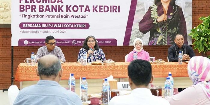 Pj Wali Kota Kediri Zanariah (pegang mik) saat memberi sambutan. Foto: Ist. 