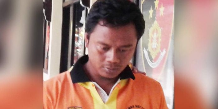 Tersangka Sugiyarto saat diamankan di Mapolres Lamongan.