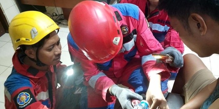 petugas-damkar-surabaya-bantu-polisi-buka-borgol-tahanan-yang-macet