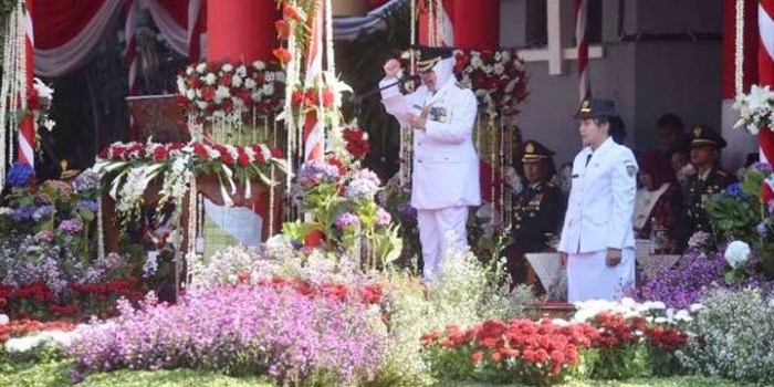 Wali Kota Risma memberikan semangat kepada anak-anak Kota Surabaya supaya bisa berhasil, saat menjadi inspektur upacara HUT RI ke-74 di Balai Kota Surabaya, Sabtu (17/8). foto: istimewa