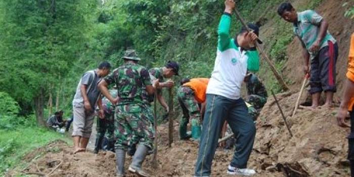 Petugas BPBD, Warga Dan TNI Bersama- sama Mebersihkan Tanah Longsoran Dari Badan jalan. foto: aris yudisantoso/HarianBangsa
