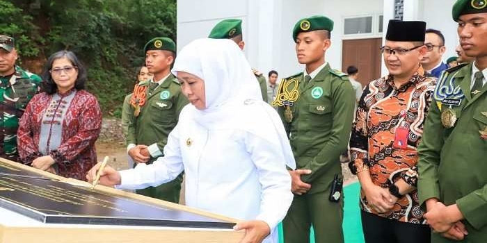 Gubernur Khofifah saat meresmikan Gedung Asrama Raden Patah 3 dan Rumah Makan Putri Campa Lantai 2 milik SMA Negeri 5 Taruna Brawijaya Kota Kediri, Jumat (2/2).