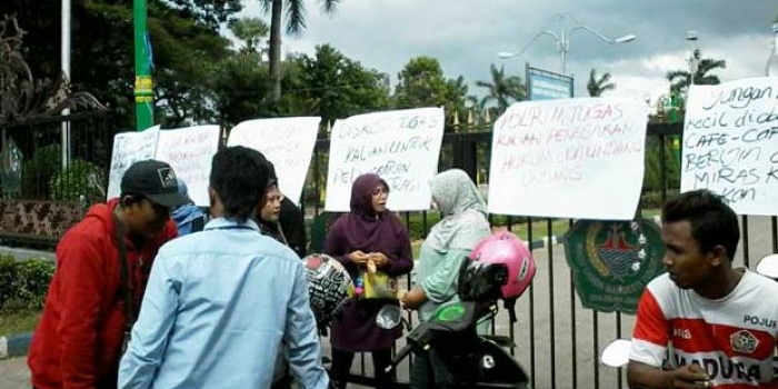 Poster yang ditempel di pagar Monumen Arek Lancor. foto: ERRI SUGIANTO/ BANGSAONLINE