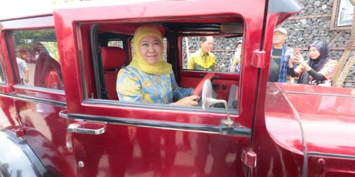 khofifah-dibuat-takjub-saat-kunjungi-produksi-mobil-klasik-di-sidoarjo