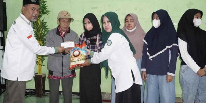 Penyaluran zakat yang dilakukan JPZIS SMK Plus NU Sidoarjo. Foto: Ist