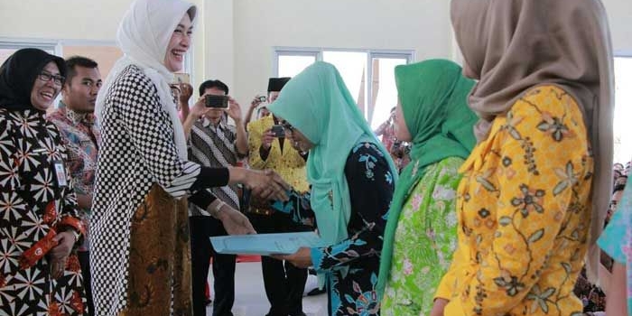 Perwakilan GTT saat menerima SK Honda dari Bupati Tantri. 