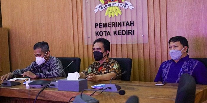 Kepala Diskominfo Kota Kediri, Apip Permana (tengah), bersama stafnya ketika mengikuti rapat yang diselenggarakan oleh Kemenkominfo secara virtual. Foto: Ist