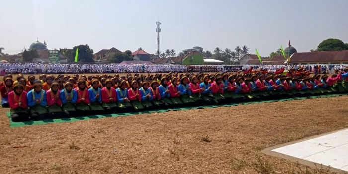 Ribuan santri mengikuti upacara peringatan Hari Santri Nasional (HSN) 2019 di Stadion Gondanglegi, Kecamatan Gondanglegi, Selasa (22/10).