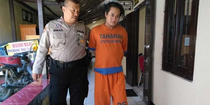 Tersangka digelandang ke sel tahanan Mapolsek Krembung.