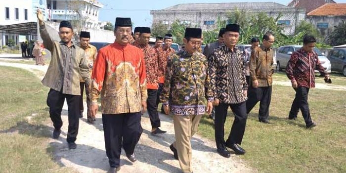Mendikbud Muhadjir Effendy (kanan depan) saat tiba di Yayasan Maskumambang, Dukun. foto: SYUHUD/ BANGSAONLINE