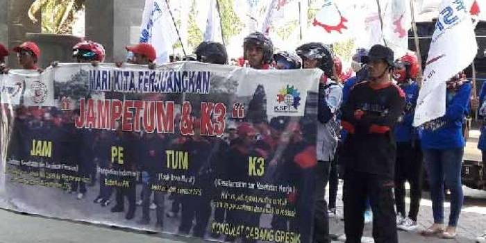 Buruh ketika demo di halaman kantor Pemkab Gresik. foto: syuhud/BANGSAONLINE