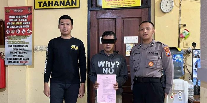 Pengedar narkoba saat diamankan petugas dari Polres Pasuruan.