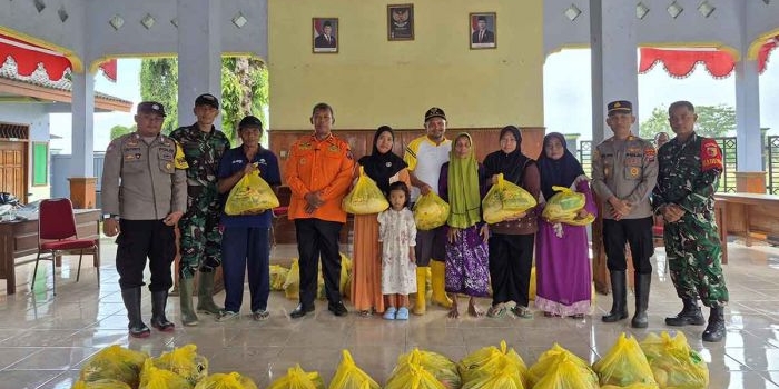 terdampak-banjir-di-tuban-terima-bantuan-sembako