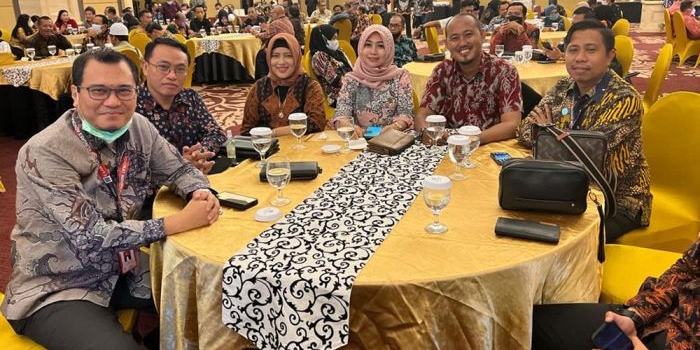 Wakil Ketua DPD KAI Jatim H. Arif Wahyudi (kiri) saat mengikuti halal bihalal, rakerda, dan bedah buku yang digelar di Hotel Wyndham. foto: ist.