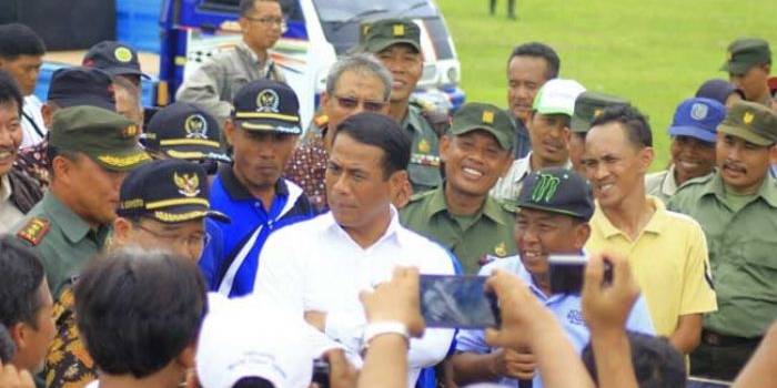 Menteri Pertanian, Andi Amran Sulaiman (baju putih) saat melakukan dialog dengan para petani usai panen raya di Bojonegoro. foto: eky nurhadi/ BANGSAONLINE