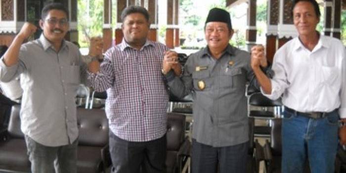 HARMONIS - Bupati Sidoarjo Saiful Ilah (berpeci) bersama Ketua DPC PDIP Sidoarjo Tito Pradopo (paling kanan) dan pengurus DPC PDIP Sidoarjo lainnya, saat di Pendopo Delta Wibawa, Senin (6/4). foto: musta’in/BANGSAONLINE